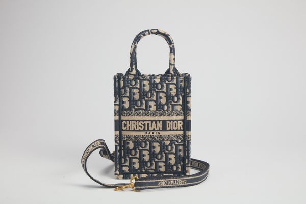 Christian Dior : Mini Book Tote verticale  - Asta Luxury Fashion - Associazione Nazionale - Case d'Asta italiane