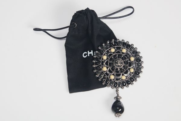 CHANEL : Spilla con pendente  - Asta Luxury Fashion - Associazione Nazionale - Case d'Asta italiane