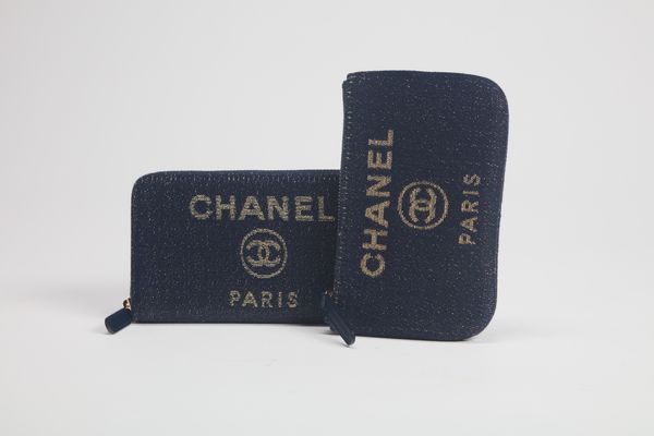 CHANEL : Lotto Deauville composto da una mini pochette e un portafogli  - Asta Luxury Fashion - Associazione Nazionale - Case d'Asta italiane