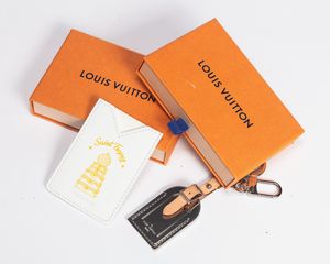 Louis Vuitton - Lotto composto da un portapatente e un portachiavi