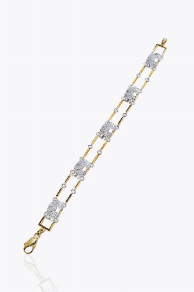 BRACCIALE : Peso gr 17 1 Lunghezza cm 18 in oro giallo composto da segmenti trattenenti al centro elefanti in oro bianco con diamanti taglio brillante per totali ct 0 80 ca  probabile colore G-H  purezza IF-VVS  - Asta Gioielli  - Associazione Nazionale - Case d'Asta italiane