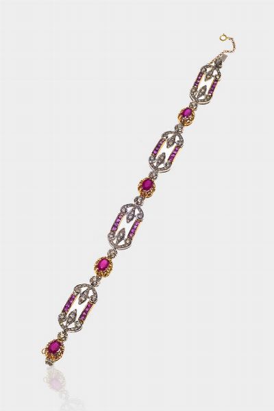 BRACCIALE : Peso gr 25 4 Lunghezza cm 19 in oro rosa e bianco 14 Kt  composto da segmenti rigidi ovali in diamanti taglio brillante di colore brown per totali ct 2 0 ca  rubini taglio carr e rotondo per totali ct 7 ca  - Asta Gioielli  - Associazione Nazionale - Case d'Asta italiane