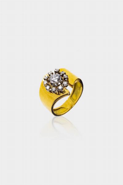 ANELLO : Peso gr 7 4 Misura 19 (59) in oro giallo  sommit con al centro fiore in diamanti taglio brillante per totali ct 0 80 ca  - Asta Gioielli  - Associazione Nazionale - Case d'Asta italiane