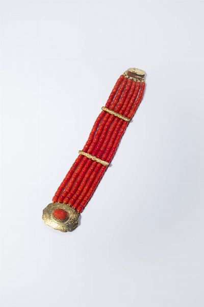 BRACCIALE : Peso gr 56 5 Lunghezza cm 20 composto da sei fili di corallo rosso mediterraneo a barilotti lisci; distanziali e chiusura in oro giallo a bassa caratura con corallo cabochon. Accompagnato da certificato telematico di autenticit Ce.S.Ar. Centro Studi Archeometrici.  - Asta Gioielli  - Associazione Nazionale - Case d'Asta italiane