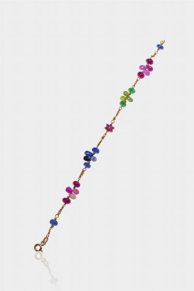 BRACCIALE : Peso gr 5 9 Lunghezza cm 17 in oro rosa con zaffiri  smeraldi  tormaline rosa e rubini taglio a goccia e ovali briolette.  - Asta Gioielli  - Associazione Nazionale - Case d'Asta italiane