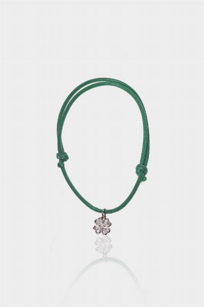 BRACCIALE : Peso lordo gr 1 5 con struttura in tessuto verde e ciondolo in oro bianco a forma di quadrifoglio con diamanti taglio brillante per totali ct 0 11 ca  probabile colore G-H  purezza IF-VVS  - Asta Gioielli  - Associazione Nazionale - Case d'Asta italiane