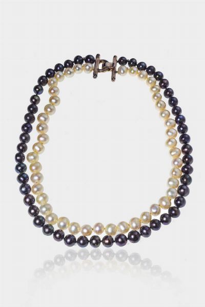 COLLANA : Lunghezza cm 50 ca composto da due fili perle acqua dolce uno nei toni del uno bianco e uno nei toni del nero del diam. di mm 10. Chiusura in argento.  - Asta Gioielli  - Associazione Nazionale - Case d'Asta italiane