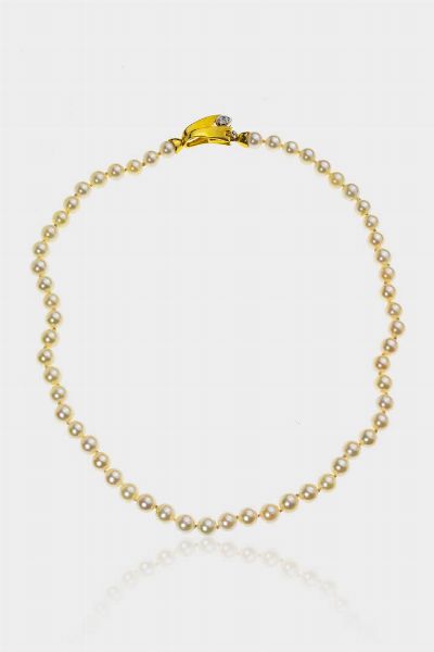 COLLANA : Lunghezza cm 48 composta da un filo di perle giapponesi del diam di mm. 7-7 5. Chiusura in oro giallo e bianco con diamanti taglio brillante per totali ct 0 06 ca.  - Asta Gioielli  - Associazione Nazionale - Case d'Asta italiane