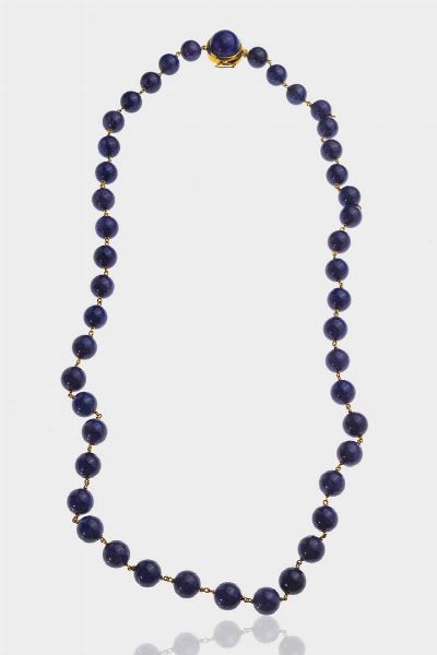 COLLANA : Peso gr 142 Lunghezza cm 80 composta da sfere di sodalite del diam. di mm 12. Chiusura in oro giallo con sodalite  - Asta Gioielli  - Associazione Nazionale - Case d'Asta italiane