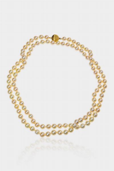 LUNGA COLLANA : Lunghezza cm 101 composta da un filo di perle giapponesi del diam. di mm 87 5-9. Chiusura ovale in oro giallo  - Asta Gioielli  - Associazione Nazionale - Case d'Asta italiane