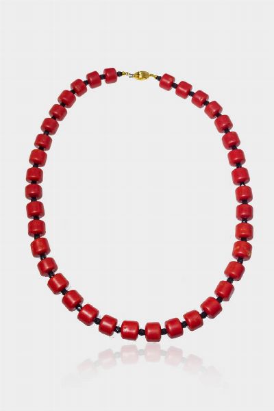 COLLANA : Peso gr 70 Lunghezza cm 49 composta da barilotti di corallo rosso mediterraneo  alternati a sfere briolette di onice. Chiusura in oro giallo a botte  - Asta Gioielli  - Associazione Nazionale - Case d'Asta italiane