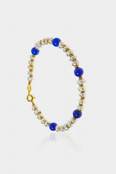 BRACCIALE : Peso gr 7 7 in oro giallo  semirigido  con perle di acqua dolce alternate a sfere di lapislazzuli. Chiusura e distanziali in oro giallo.  - Asta Gioielli  - Associazione Nazionale - Case d'Asta italiane