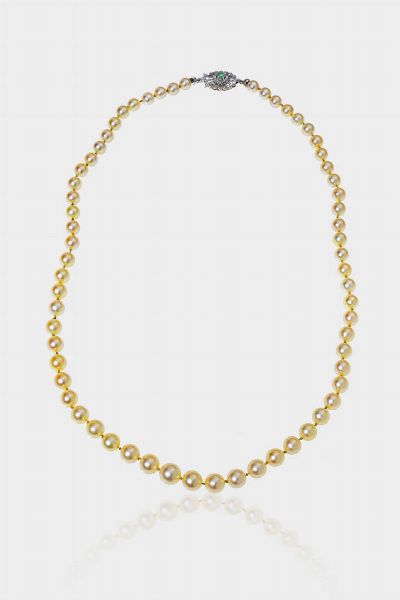 COLLANA : Lunghezza cm 53 composto da un filo di perle giapponesi a scalare dal diam. di mm 6 2 a mm 9. Chiusura in oro bianco  anni '50  con smeraldo centrale taglio rotondo di ct 0 35 ca  - Asta Gioielli  - Associazione Nazionale - Case d'Asta italiane