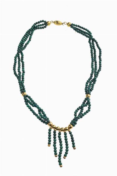 COLLANA : Lunghezza cm 45 5 composta da tre fili di sfere di malachite del diam di mm 3 8 ca; al centro sfere in oro giallo terminanti con frange in malachite. Chiusura a barilotto in oro giallo  - Asta Gioielli  - Associazione Nazionale - Case d'Asta italiane