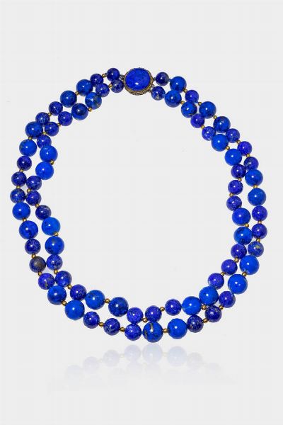 COLLANA : Lunghezza cm 50 composta da sfere di lapislazzuli del diam. di mm 10-12 ca. Chiusura in argento dorato con lapislazzuli cabochon.  - Asta Gioielli  - Associazione Nazionale - Case d'Asta italiane