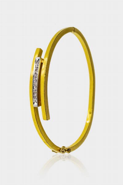 BRACCIALE : Peso gr 9 7 rigido  in oro giallo e bianco  inserto centrale in diamanti taglio 8/8 per totali ct 0 07 ca.  - Asta Gioielli  - Associazione Nazionale - Case d'Asta italiane