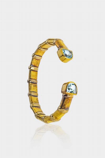 BRACCIALE : Peso gr 40 5 rigido in oro giallo e argento 925/1000 (nelle fasce di decorazione); terminali con due topazi taglio a mezza luna  - Asta Gioielli  - Associazione Nazionale - Case d'Asta italiane