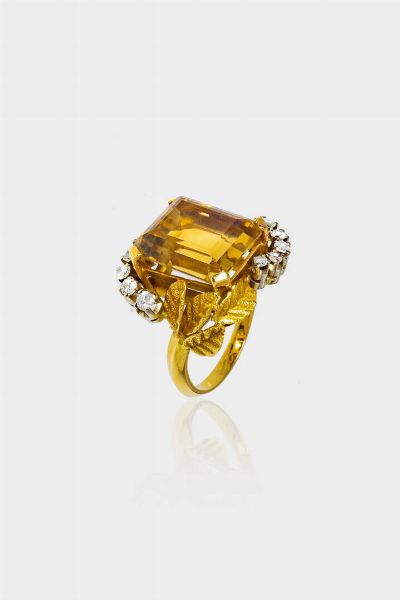 ANELLO : Peso gr 10 1 Misura 15 (55) oro giallo  anni '40  con al centro citrino taglio ottagonale e diamanti taglio brillante e 8/8 per totali ct 0 20 ca  - Asta Gioielli  - Associazione Nazionale - Case d'Asta italiane