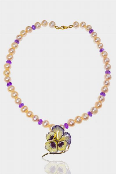 COLLANA : Lunghezza cm 46 composta da un filo di perle di acqua dolce del diam. di mm 11 5 ca alternate a dischi di ametista sfaccettati ed al centro spilla-ciondolo in oro bianco e giallo a forma di violetta con smalti policromi  - Asta Gioielli  - Associazione Nazionale - Case d'Asta italiane