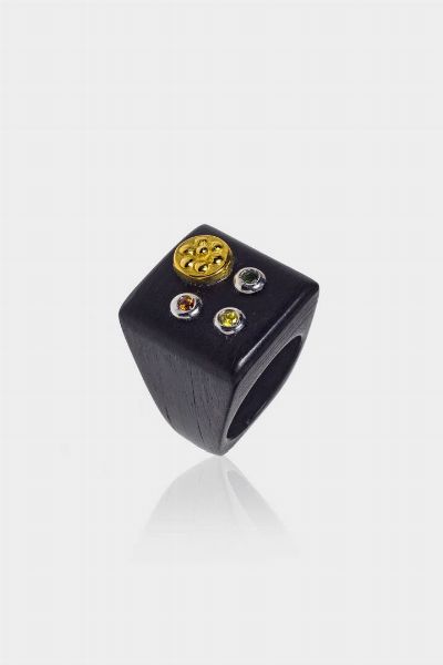 ANELLO : Misura 13 (53) in legno  sommit quadrata con elementi in oro giallo e bianco con quarzo citrino e due zaffiri uno blu e uno giallo.  - Asta Gioielli  - Associazione Nazionale - Case d'Asta italiane