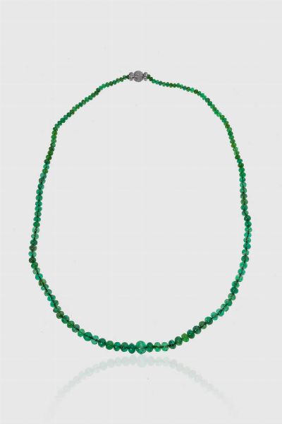 COLLANA : Peso gr 27 2 Lunghezza cm 57 composto da un filo di sfere a scalare di smeraldi dal diam. di mm 3 8 a 9 ca per totali ct 120 ca. Chiusura a sfera in oro bianco con diamanti taglio brillante per totali ct 0 50 ca.  - Asta Gioielli  - Associazione Nazionale - Case d'Asta italiane