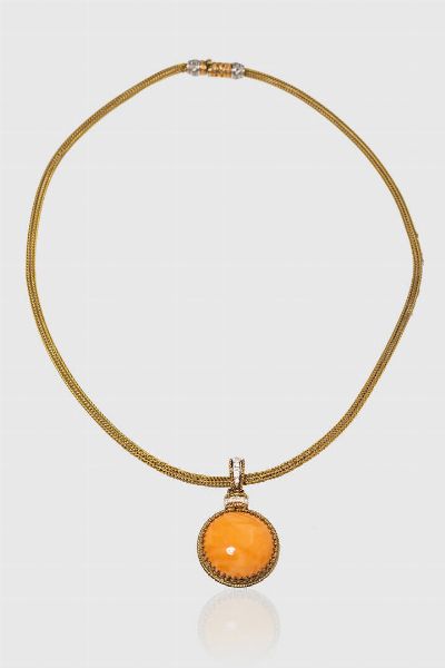 GIROCOLLO : Peso gr 21 8 in oro giallo e bianco 8 Kt con ciondolo con semisfera di corallo mediterraneo color salmone. Diamanti taglio brillante per totali ct 0 20 ca. Firmato Moonlight Difetti alla maglia della collana  - Asta Gioielli  - Associazione Nazionale - Case d'Asta italiane