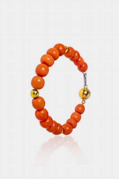 BRACCIALE : Peso gr 22 2 Lunghezza cm 18 composto da sfere di corallo rosso mediterraneo del diam di mm 8 5-9 5. Chiusura e distanziali in oro.  - Asta Gioielli  - Associazione Nazionale - Case d'Asta italiane