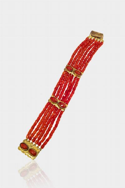 BRACCIALE : Peso gr 42 4 Lunghezza cm 19 composto da sei fili di barilotti sfaccettati di corallo rosso mediterraneo; distanziali e chiusura in oro giallo 9 Kt con coralli sfaccetati cabochon.  - Asta Gioielli  - Associazione Nazionale - Case d'Asta italiane