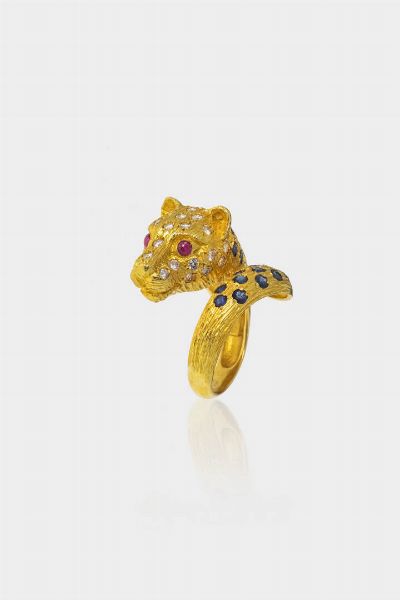 ANELLO : Peso gr 14 2 Misura 14 (54) in oro giallo  a forma di testa di pantera  con diamanti taglio brillante per totali ct 0 45 ca e zaffiri taglio rotondo per totali ct 2 0 ca  - Asta Gioielli  - Associazione Nazionale - Case d'Asta italiane