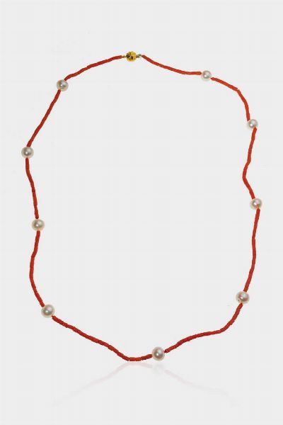 COLLANA : Lunghezza cm 83 composta da barilotti di corallo rosso mediterraneo alternati a perle di acqua dolce del diam. di mm 11 5. Chiusura in oro giallo a quadrifoglio Certificato del perito Caviglia di Roma  - Asta Gioielli  - Associazione Nazionale - Case d'Asta italiane