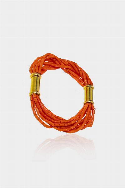 BRACCIALE : Peso gr 26 9 Lunghezza cm 19 composto da dieci fili di barilotti di corallo color salmone. Chiusura e distanziale in oro giallo.  - Asta Gioielli  - Associazione Nazionale - Case d'Asta italiane