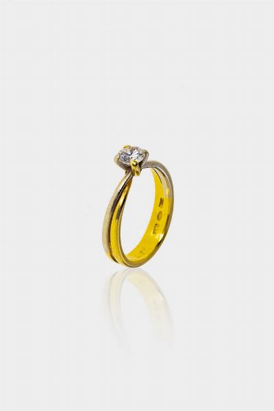 DAMIANI : Peso gr 4 Misura 12 (52) Anello in oro bianco e giallo  firmato Damiani  con diamante taglio brillante solitario di ct 0 40.  - Asta Gioielli  - Associazione Nazionale - Case d'Asta italiane