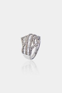 ANELLO - Peso gr 6 5 Misura 13 (53) in oro bianco  sommit ad intreccio con diamanti taglio baguette  trapezio e brillante  [..]