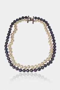 COLLANA - Lunghezza cm 50 ca composto da due fili perle acqua dolce uno nei toni del uno bianco e uno nei toni del nero  [..]