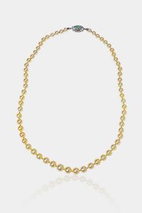 COLLANA - Lunghezza cm 53 composto da un filo di perle giapponesi a scalare dal diam. di mm 6 2 a mm 9. Chiusura in oro  [..]