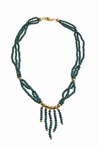 COLLANA - Lunghezza cm 45 5 composta da tre fili di sfere di malachite del diam di mm 3 8 ca; al centro sfere in oro giallo  [..]