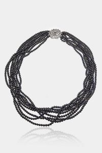 COLLANA - Lunghezza cm 54 composta da otto fili perle di acqua dolce nei toni del nero-verde del diam. di mm 4. Chiusura  [..]