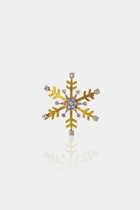 SPILLA - Peso gr 5 6 Cm 3 in oro giallo e bianco  a forma di fiocco di neve  con diamanti taglio 8/8 e brillante per totali  [..]