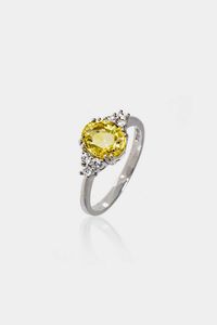 ANELLO - Peso gr 3 7 Misura 15 (55) in oro bianco  al centro zaffiro giallo taglio ovale di ct 1 80 ca ed ai lati sei diamanti  [..]