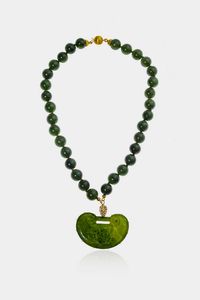 COLLANA - Lunghezza cm 45 composto da un filo di sfere di nefrite del diam. di mm 12 5 ca; al centro ciondolo con fiore  [..]