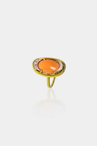 ANELLO - Peso gr 6 4 Misura 14 (54) in oro giallo e bianco  sommit ovale con al centro corallo color salmone cabochon  [..]