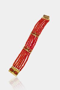 BRACCIALE - Peso gr 42 4 Lunghezza cm 19 composto da sei fili di barilotti sfaccettati di corallo rosso mediterraneo; distanziali  [..]