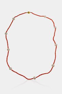 COLLANA - Lunghezza cm 83 composta da barilotti di corallo rosso mediterraneo alternati a perle di acqua dolce del diam.  [..]