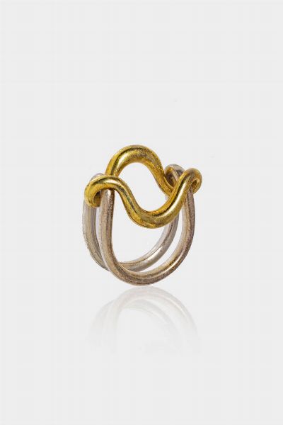 MICHELANGELO PISTOLETTO Biella 1933 : Peso gr 14 1 Misura 16 (56) Anello in argento e vermeille  modello Infinito  sommit ad intreccio Gioiello proveniente dalla raccolta di Franco Mello. Prototipo eseguito per la Fondazione Pistoletto Artigiano esecutore: Mauro Bonafede  - Asta Dipinti  - Associazione Nazionale - Case d'Asta italiane