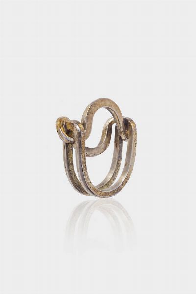 MICHELANGELO PISTOLETTO Biella 1933 : Peso gr 11 1 Misura 12 (52) Anello in argento  modello Infinito  sommit ad intreccio Gioiello proveniente dalla raccolta di Franco Mello. Prototipo eseguito per la Fondazione Pistoletto Artigiano esecutore: Mauro Bonafede  - Asta Dipinti  - Associazione Nazionale - Case d'Asta italiane