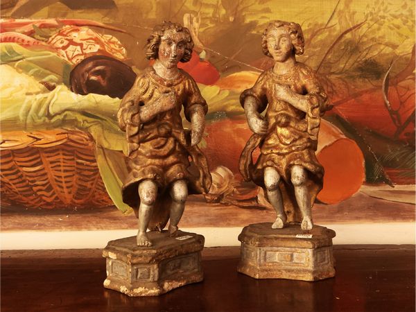 Coppia di angeli portacero in legno intagliato, dorato e argentato  - Asta La Casa del Maestro Pietro Annigoni e di Rosa Segreto - Associazione Nazionale - Case d'Asta italiane