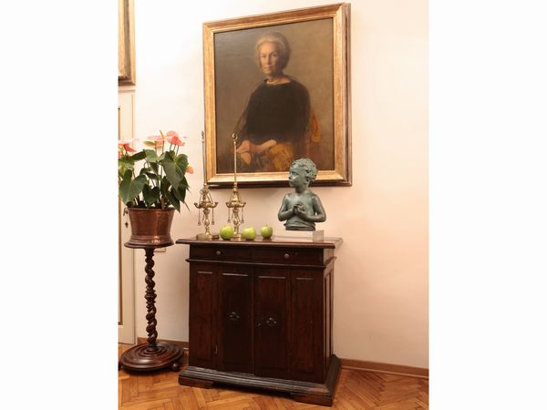 Piccola credenza in noce  - Asta La Casa del Maestro Pietro Annigoni e di Rosa Segreto - Associazione Nazionale - Case d'Asta italiane