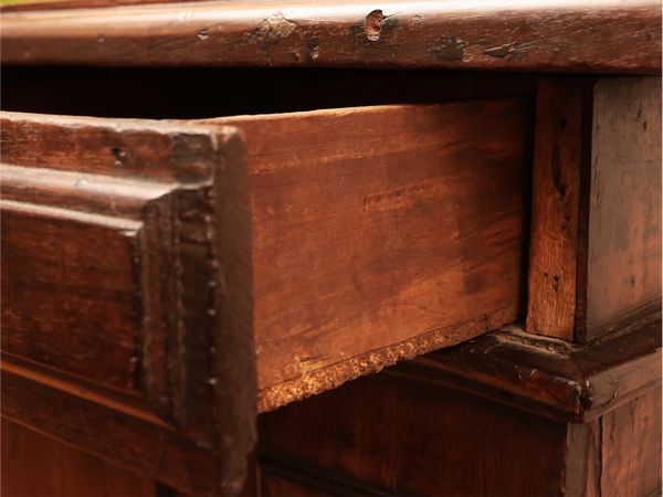 Piccola credenza in noce  - Asta La Casa del Maestro Pietro Annigoni e di Rosa Segreto - Associazione Nazionale - Case d'Asta italiane