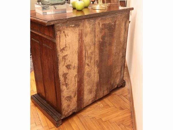 Piccola credenza in noce  - Asta La Casa del Maestro Pietro Annigoni e di Rosa Segreto - Associazione Nazionale - Case d'Asta italiane