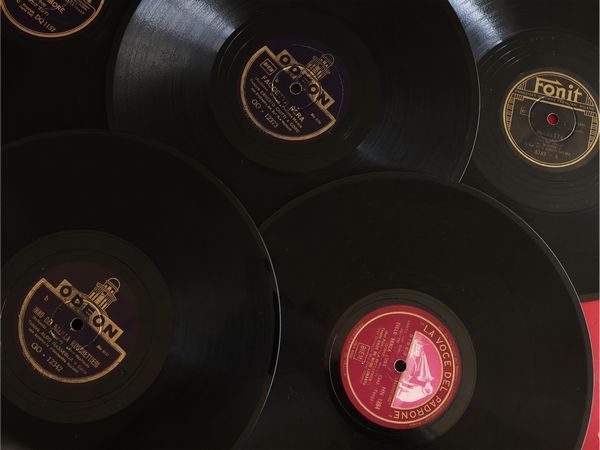 Raccolta di dischi in vinile  - Asta La Casa del Maestro Pietro Annigoni e di Rosa Segreto - Associazione Nazionale - Case d'Asta italiane